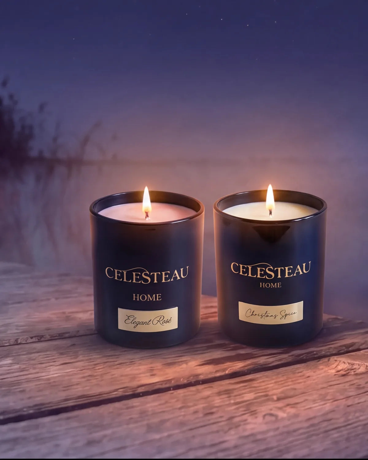 Celesteau Duftkerzen Elegant Rosé und Christmas Spice brennend am Steg zur blauen Stunde